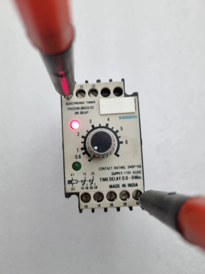 Siemens 7PU2240-3BG32-0Z ON DELAY ELECTRONIC TIMER 110V AC/DC SUPPLY 0.6-6Min